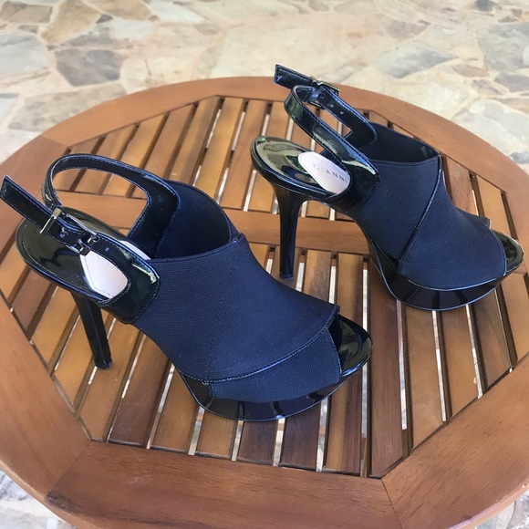 Black Pumps - Picture 2 of 6